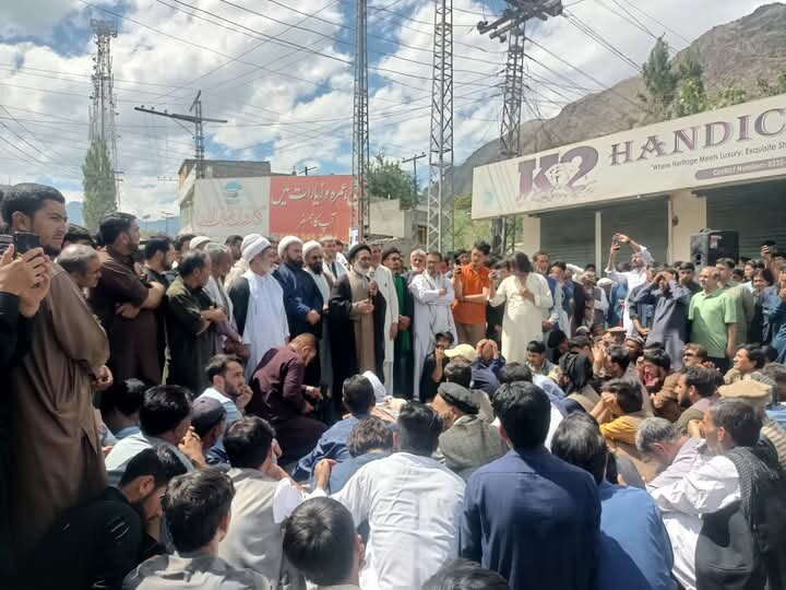 سکردو میں اربعین کے زمینی سفر پر پابندی کے خلاف زبردست احتجاج؛ اربعین ایک عقیدہ، جرم نہیں ہے: مقررین