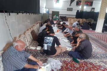 کاروان زائران کاشمری در کرمانشاه میهمان حسینیه باب‌الحوائج(ع) شدند+تصاویر