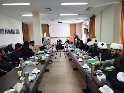 تصاویر /  نشست بررسی راهکارهای تحقق اهداف بیانیه گام دوم در حوزه علمیه استان قزوین