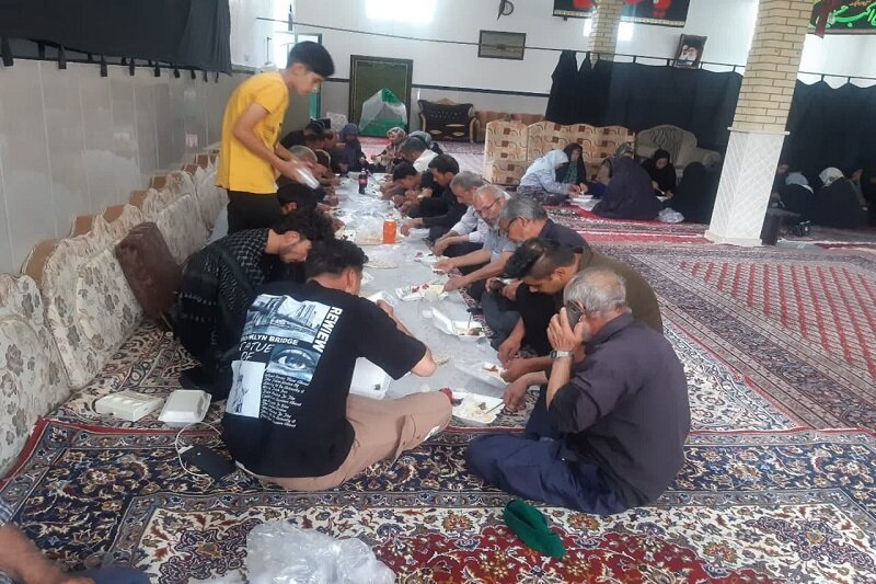 کاروان زائران کاشمری در کرمانشاه میهمان حسینیه باب‌الحوائج(ع) شدند+تصاویر