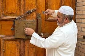 Basra mosque preserves 125-year-old door with original lock still in use