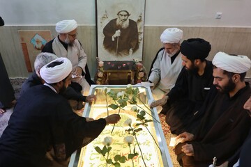 ادای احترام خادمان حرم بانوی کرامت به مزار شهید شیخ فضل‌الله نوری