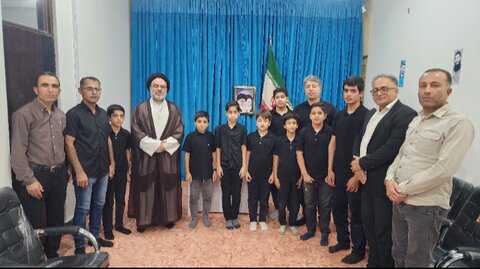 تصاویر/ دیدار گروه همخوانی انصارالحسین ع با امام جمعه جم