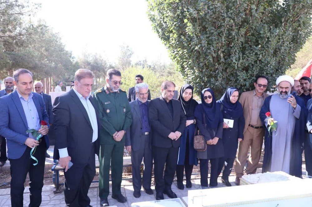 ادای احترام اهالی رسانه یزد به مقام شامخ شهدای رسانه در هفته خبرنگار