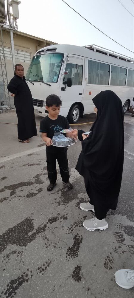 اهدای بسته های فرهنگی به کودکان عراقی اربعین حسینی 1404