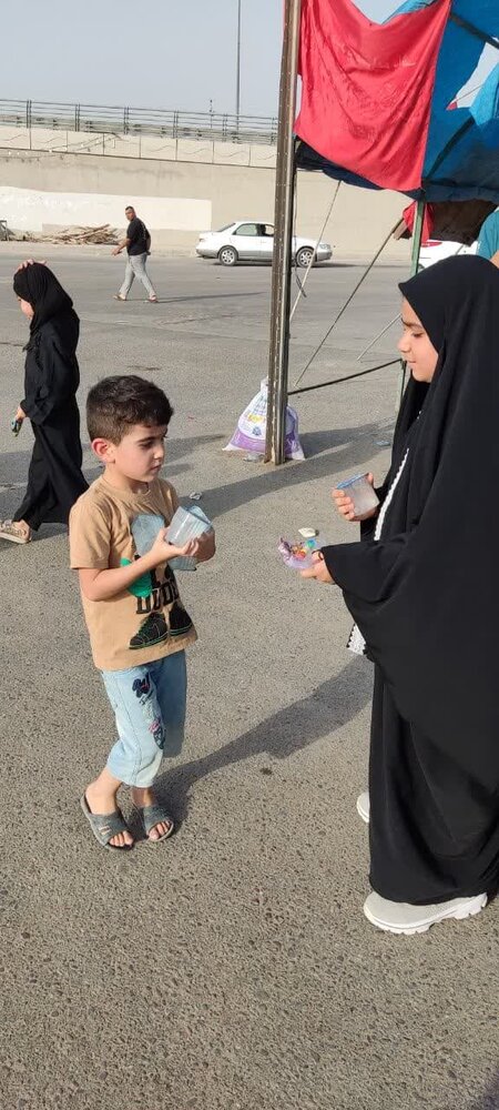 اهدای بسته های فرهنگی به کودکان عراقی اربعین حسینی 1404