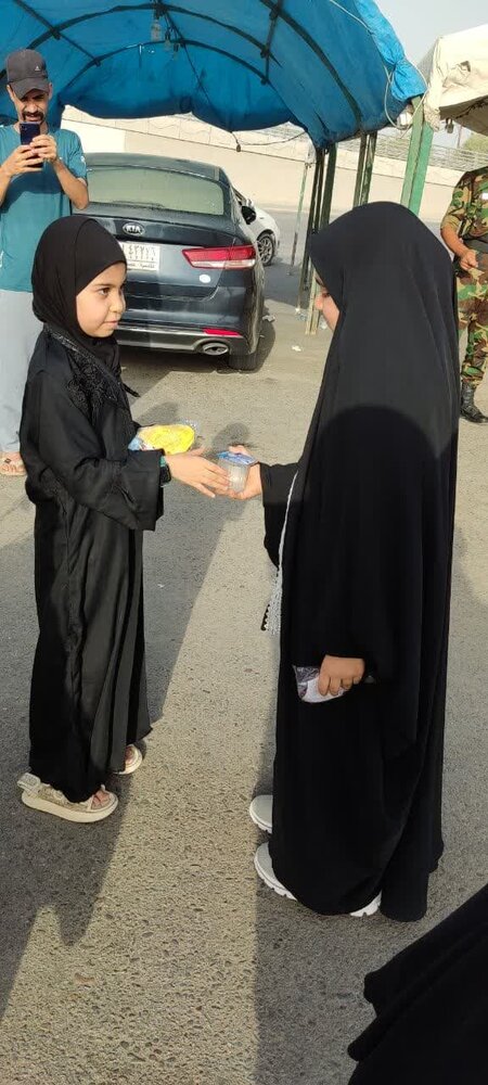 اهدای بسته های فرهنگی به کودکان عراقی اربعین حسینی 1404