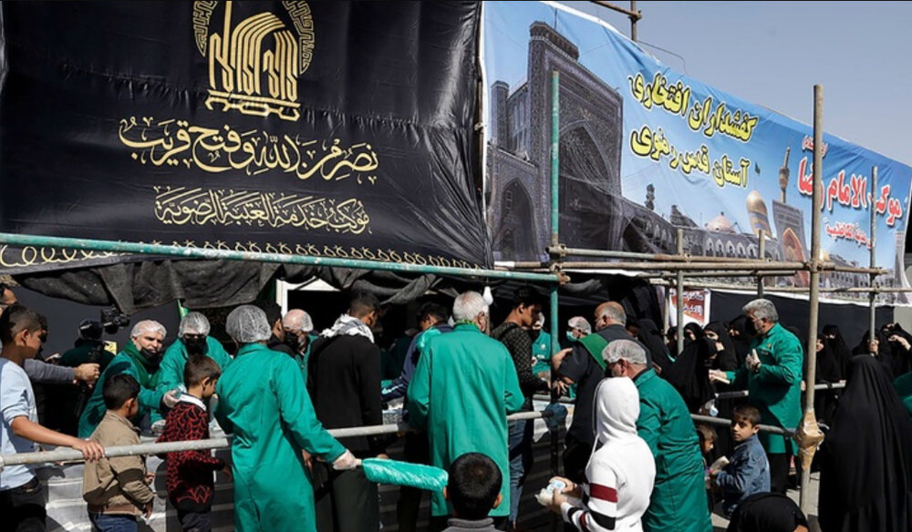  1000 خادم من خدام الحرم الرضوي الشريف يخدمون زوار الأربعين في العتبات المقدسة