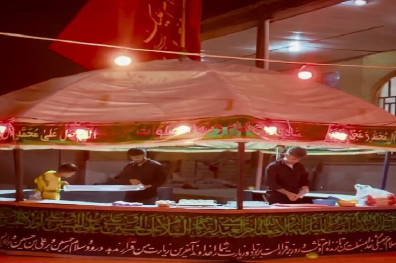 موکب علمدار شهرک حافظیه کرمانشاه میزبان زائران اربعین حسینی(ع) شد+ عکس