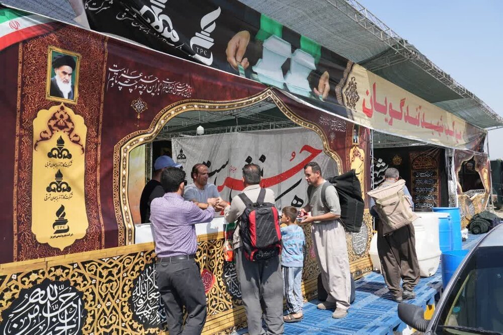 موکب شهید تندگویان صنعت نفت در مرز تمرچین میزبان زوار اربعین حسینی  است+عکس