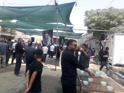 تصاویر از حضور زائران اربعین حسینی در موکب اعظم امام خامنه ای