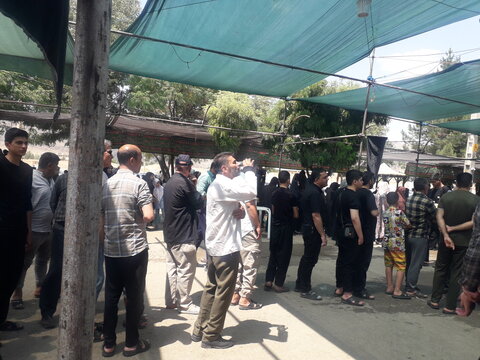 تصاویر از حضور زائران اربعین حسینی در موکب اعظم امام خامنه ای