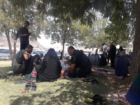 تصاویر از حضور زائران اربعین حسینی در موکب اعظم امام خامنه ای