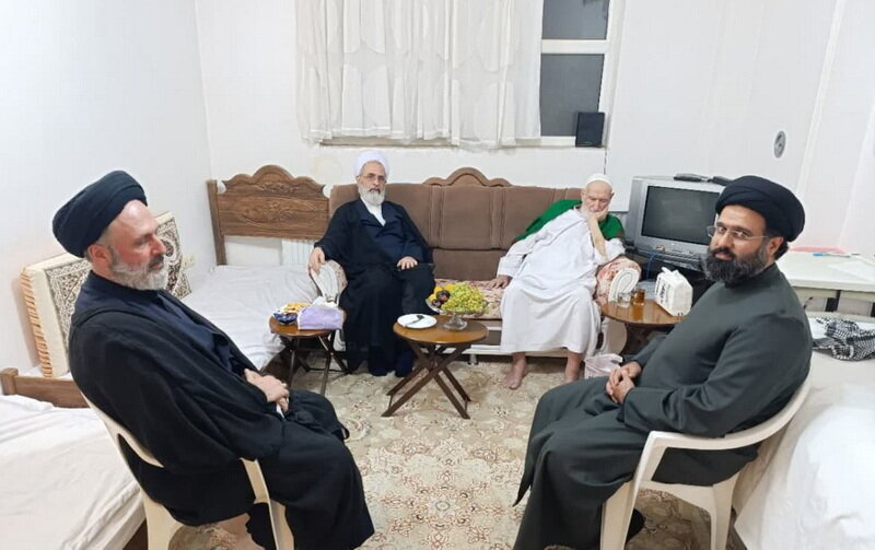 آية الله الأعرافي يزور آية الله الشاهرودي في منزله ويطمئن على صحته بعد إصابته النخاعية