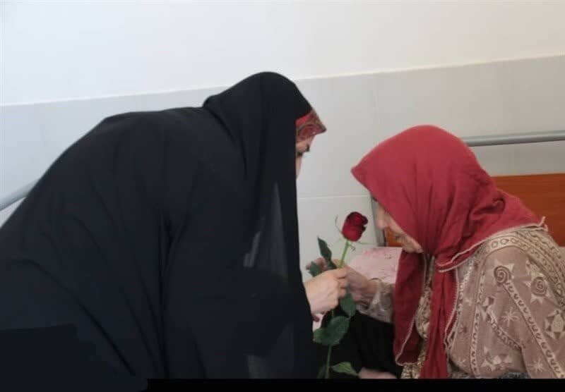 بانوان؛ ستون مراقبت از آسیب‌پذیران در خانواده‌های اسلامی هستند