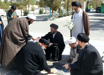 تصاویر/ مزار شهدای خبرنگار به دست مسئولین حوزه علمیه استان یزد غبار روبی و عطرافشانی شد