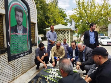 عطرافشانی مزار خبرنگار شهید محمود صارمی