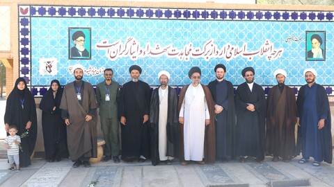 تصاویر/ مزار شهدای خبرنگار به دست مسئولین حوزه علمیه استان یزد غبار روبی و عطرافشانی شد