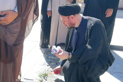 تصاویر/ مزار شهدای خبرنگار به دست مسئولین حوزه علمیه استان یزد غبار روبی و عطرافشانی شد