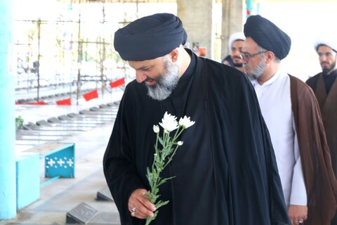 تصاویر/ مزار شهدای خبرنگار به دست مسئولین حوزه علمیه استان یزد غبار روبی و عطرافشانی شد