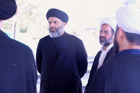 تصاویر/ مزار شهدای خبرنگار به دست مسئولین حوزه علمیه استان یزد غبار روبی و عطرافشانی شد