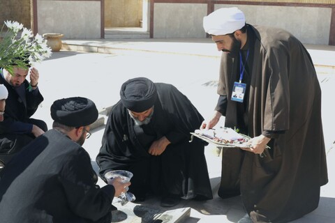 تصاویر/ مزار شهدای خبرنگار به دست مسئولین حوزه علمیه استان یزد غبار روبی و عطرافشانی شد