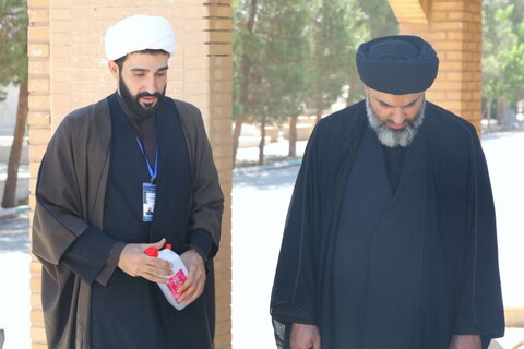 تصاویر/ مزار شهدای خبرنگار به دست مسئولین حوزه علمیه استان یزد غبار روبی و عطرافشانی شد