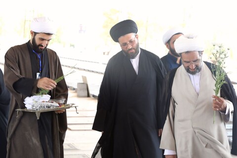 تصاویر/ مزار شهدای خبرنگار به دست مسئولین حوزه علمیه استان یزد غبار روبی و عطرافشانی شد