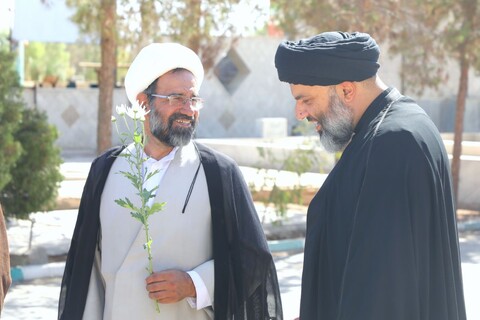 تصاویر/ مزار شهدای خبرنگار به دست مسئولین حوزه علمیه استان یزد غبار روبی و عطرافشانی شد