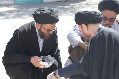 تصاویر/ مزار شهدای خبرنگار به دست مسئولین حوزه علمیه استان یزد غبار روبی و عطرافشانی شد