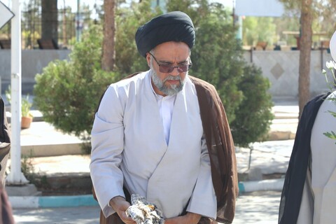 تصاویر/ مزار شهدای خبرنگار به دست مسئولین حوزه علمیه استان یزد غبار روبی و عطرافشانی شد