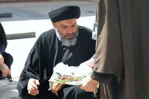 تصاویر/ مزار شهدای خبرنگار به دست مسئولین حوزه علمیه استان یزد غبار روبی و عطرافشانی شد