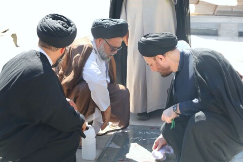 تصاویر/ مزار شهدای خبرنگار به دست مسئولین حوزه علمیه استان یزد غبار روبی و عطرافشانی شد