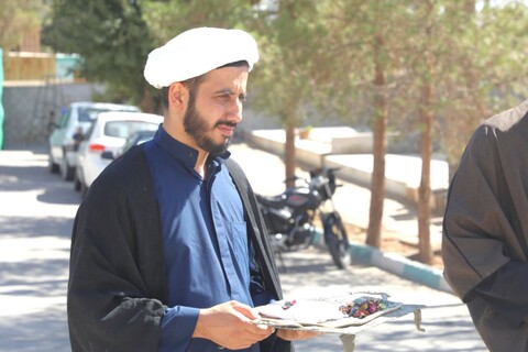 تصاویر/ مزار شهدای خبرنگار به دست مسئولین حوزه علمیه استان یزد غبار روبی و عطرافشانی شد