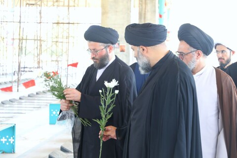 تصاویر/ مزار شهدای خبرنگار به دست مسئولین حوزه علمیه استان یزد غبار روبی و عطرافشانی شد