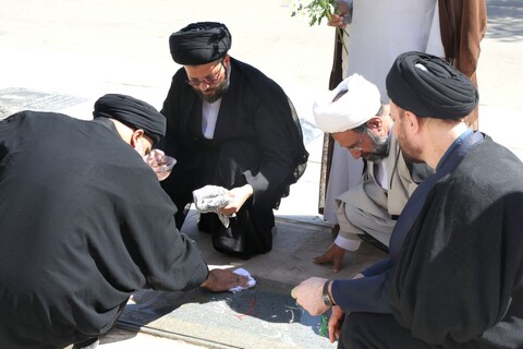 تصاویر/ مزار شهدای خبرنگار به دست مسئولین حوزه علمیه استان یزد غبار روبی و عطرافشانی شد