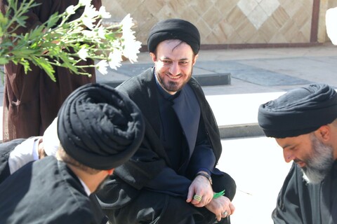 تصاویر/ مزار شهدای خبرنگار به دست مسئولین حوزه علمیه استان یزد غبار روبی و عطرافشانی شد