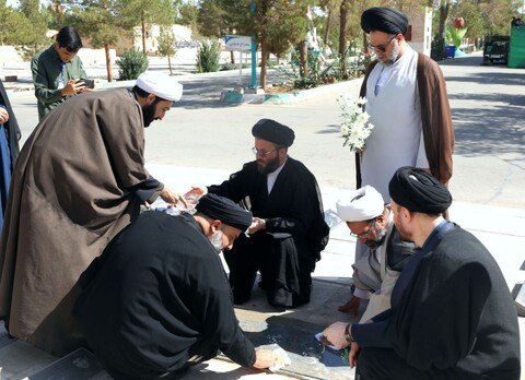 تصاویر/ مزار شهدای خبرنگار به دست مسئولین حوزه علمیه استان یزد غبار روبی و عطرافشانی شد