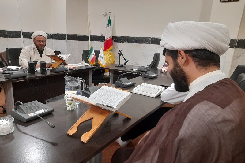 برگزاری آزمون پایش اساتید قرآنی در مدارس علمیه کرمانشاه+عکس