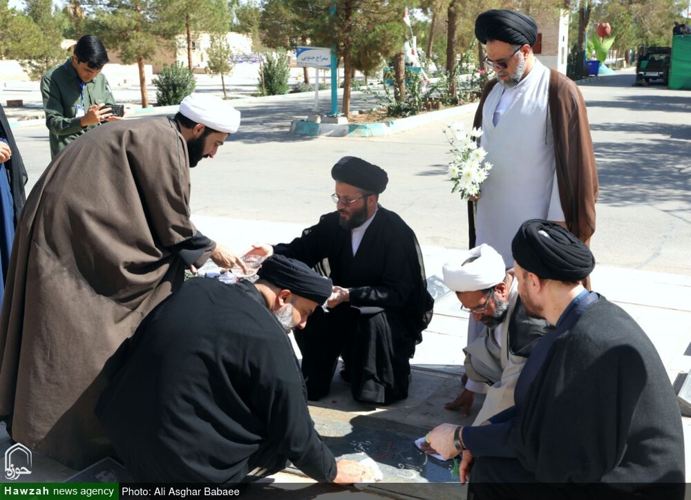 تصاویر/ مزار شهدای خبرنگار به دست مسئولین حوزه علمیه استان یزد غبار روبی و عطرافشانی شد