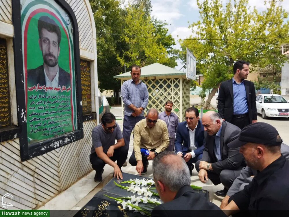 عطرافشانی مزار خبرنگار شهید محمود صارمی