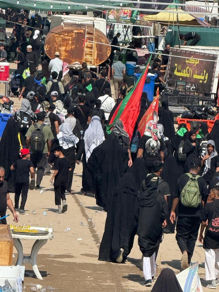 بالصور.. بدء توافد الزائرين من المحافظات الجنوبية إلى كربلاء المقدسة مروراً بالديوانية