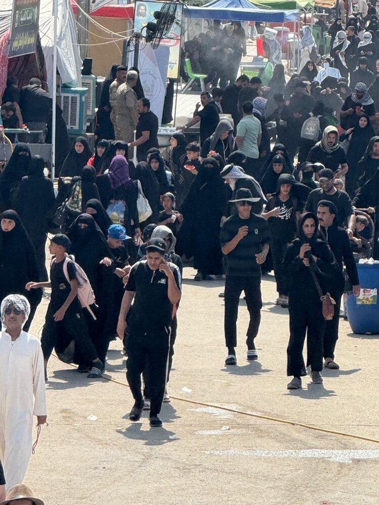 بالصور.. بدء توافد الزائرين من المحافظات الجنوبية إلى كربلاء المقدسة مروراً بالديوانية