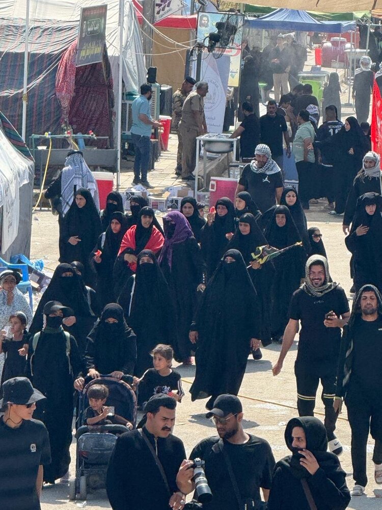 بالصور.. بدء توافد الزائرين من المحافظات الجنوبية إلى كربلاء المقدسة مروراً بالديوانية