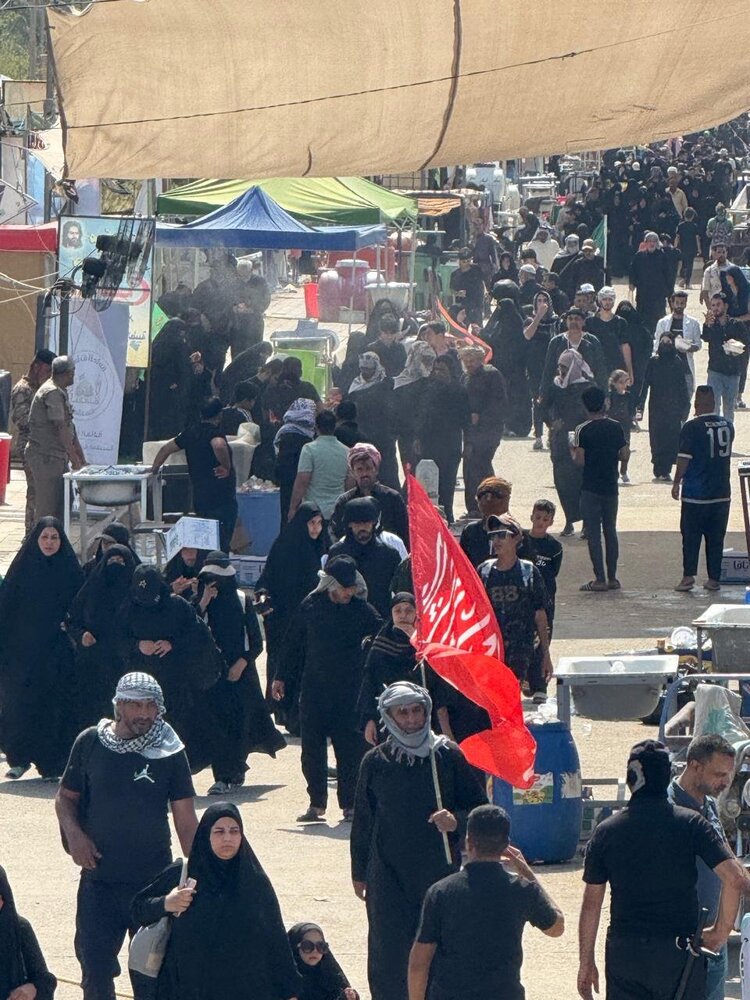 بالصور.. بدء توافد الزائرين من المحافظات الجنوبية إلى كربلاء المقدسة مروراً بالديوانية