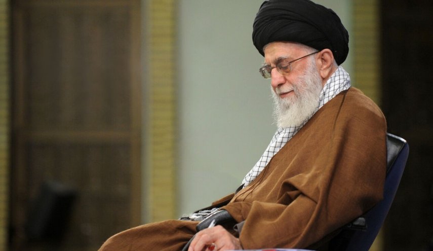 قائد الثورة يعيّن أحمديان وشمخاني ممثلين له في مجلس الدفاع