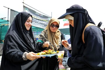 تصاویر/ پذیرایی از زوار اربعین در مرز تمرچین