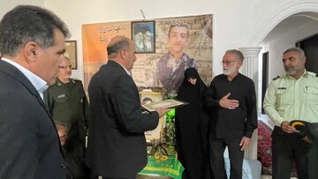 تصاویر/ دیدار مدیرکل بنیاد شهید لرستان با خانواده شهید والامقام امیرحسین طولابی