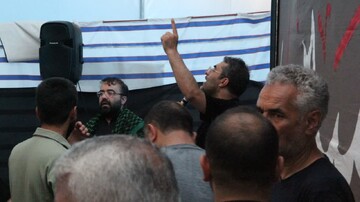 تصاویر/اقامه نماز جماعت و مراسم عزاداری در موکب سنگرسازان بی سنگر حسینی در کربلای معلی