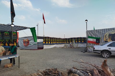 تصاویر/ فعالیت موکب مدرسه علمیه نقده در مسیر تردد زوار مرز تمرچین